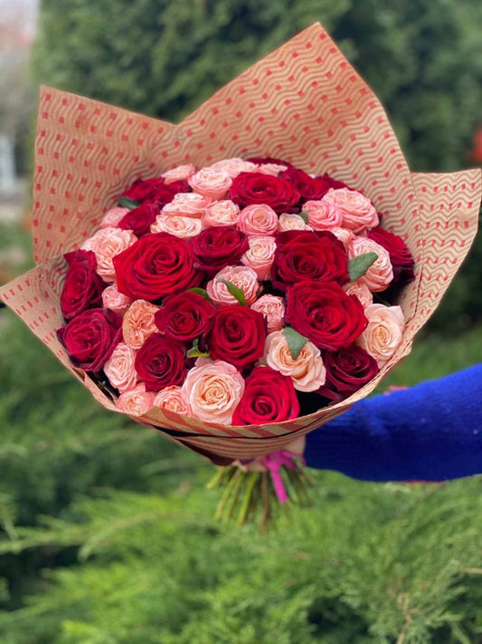 51 троянд сорт Гран Прі і піоновидна Мадам Бомбастик