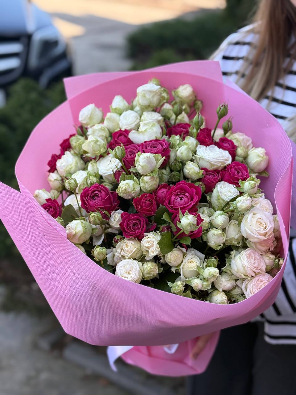51 peony-shaped roses of the Miss Bombastic and Majestic varieties