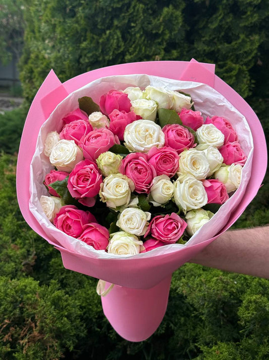 39 троянд сорт Піоновидні Міс Бомбастік та Лайт