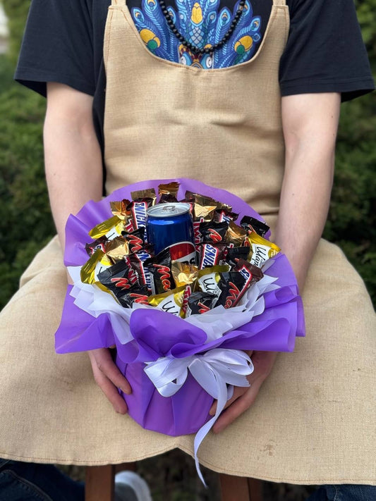 Chocolates in a hat box, Snickers and Pepsi, size M
