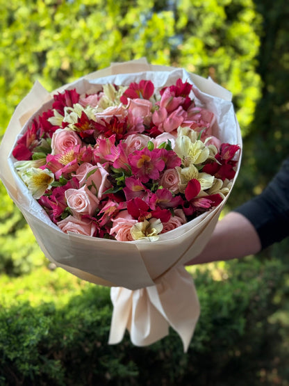 Bouquet of 39 stems Prince of Persia variety and Alstroemeria