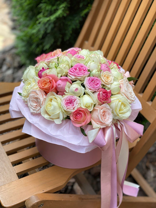 Flowers in a hat box, size M (white, pink)