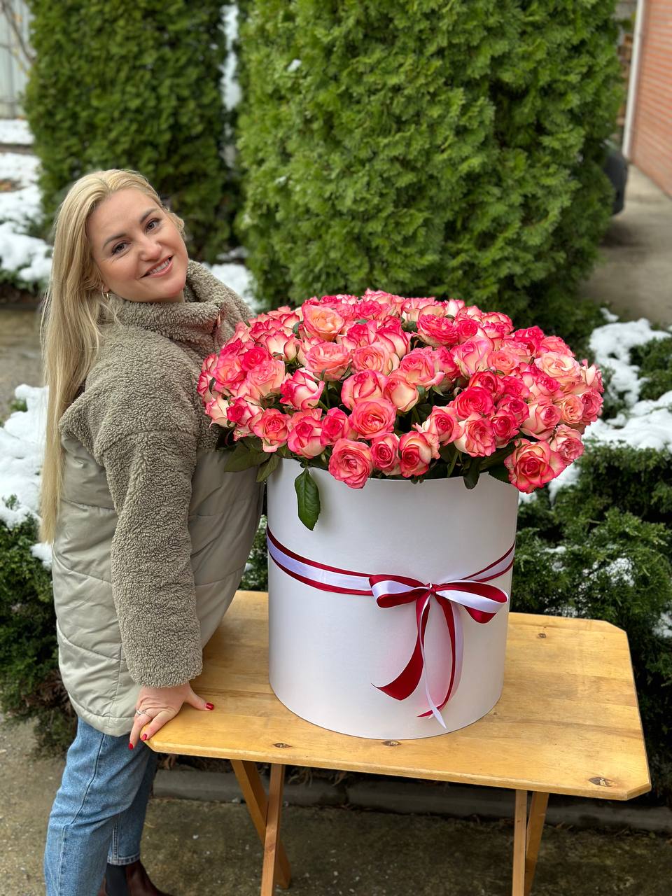 Hat Box 101 Roses (Variety Jumilia)