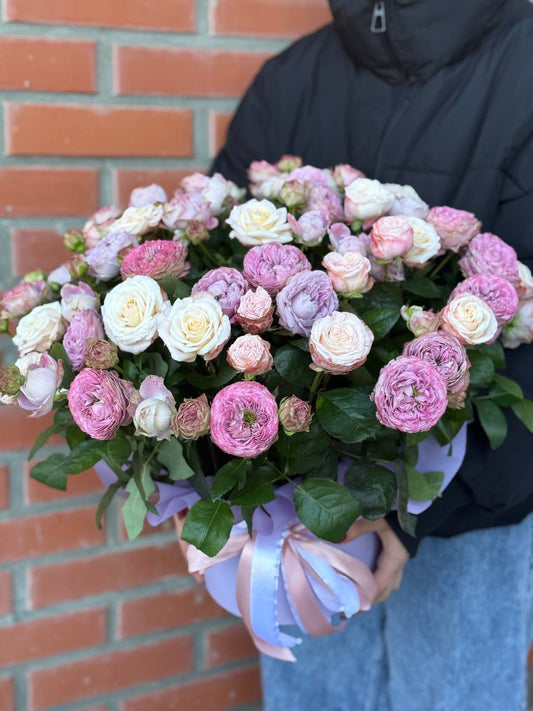 Hat Box size XL 51 Roses (Variety Bombastic, Lavender)
