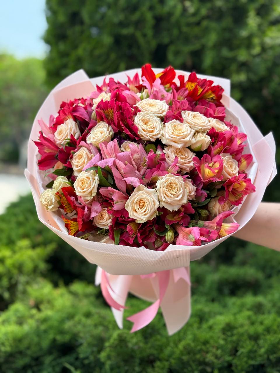 Bouquet of 39 stems Tania variety and Alstroemeria