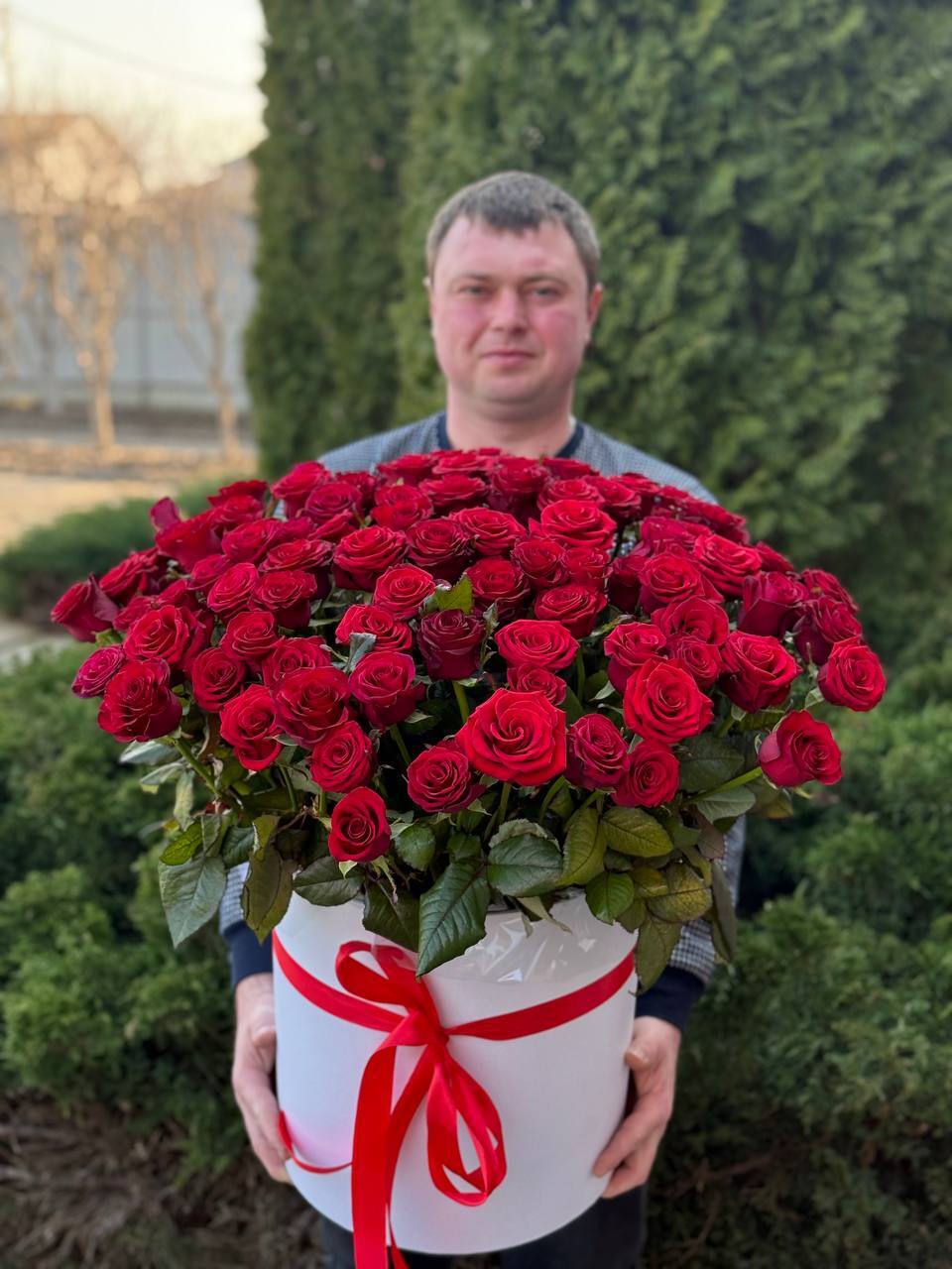Flowers in a hat box, size L, 101 roses (red)
