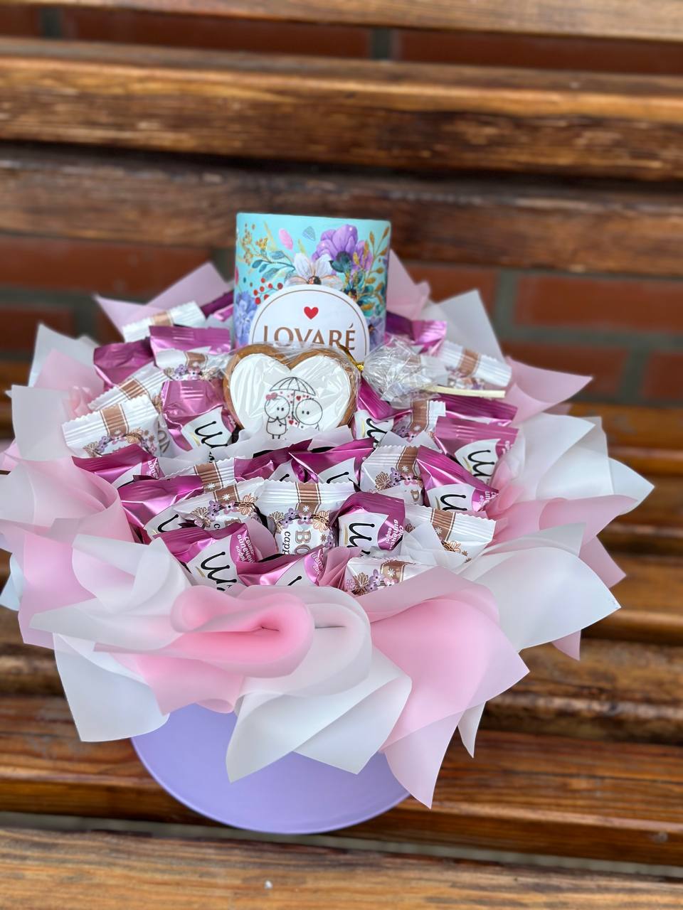 NEW Chocolates in a hat box with LOVARE tea, size M
