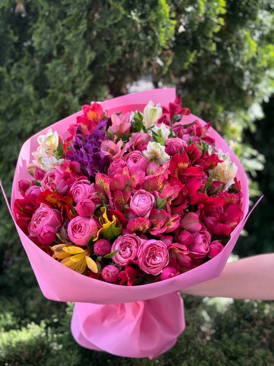 Bouquet of 39 stems Peony-shaped Light variety and Alstroemeria
