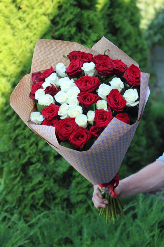 51 roses of the Beluga and Grand Prix varieties