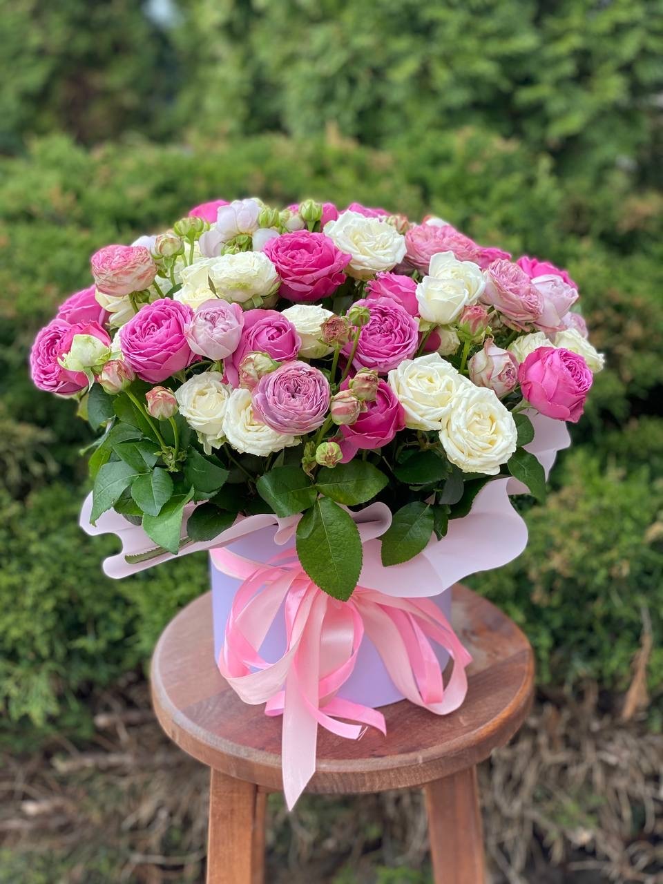 Hat Box size XL 51 Roses (Variety Miss Bombastic, Lavender Lace and Lavender)

