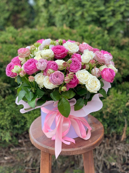 Hat Box size XL 51 Roses (Variety Miss Bombastic, Lavender Lace and Lavender)
