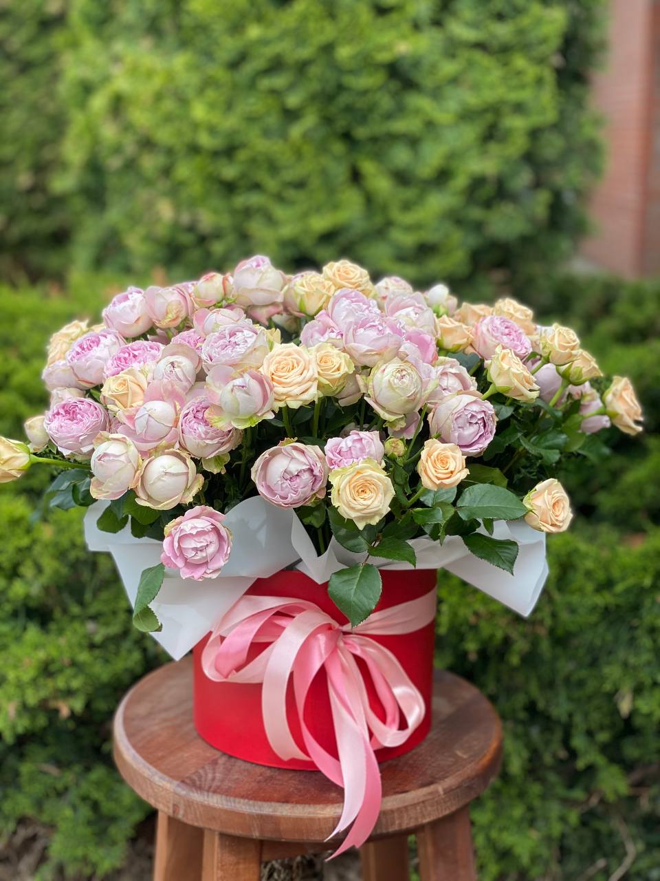 Hat Box size XL 51 Roses (Variety Tania and Lavender)

