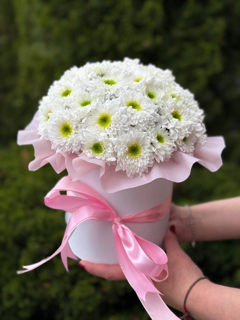 For MOTHER'S DAY in a hat box, size S (white chrysanthemums)
