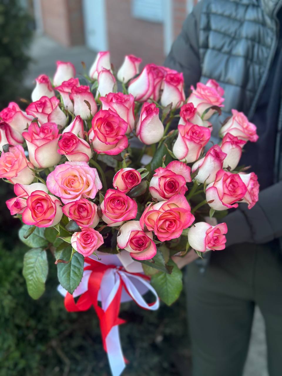 Hat Box size XL 39 Roses (Variety Jumilia)
