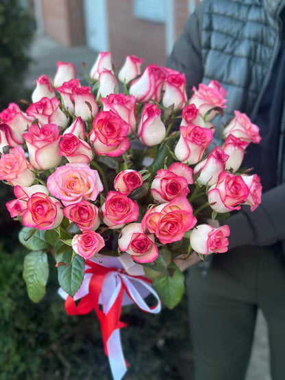 Hat Box size XL 39 Roses (Variety Jumilia)
