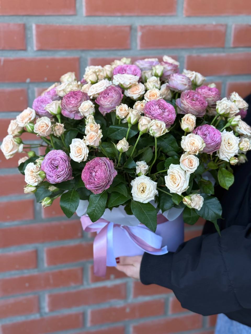 Hat Box size XL 51 Roses (Variety Lavender and Tania)
