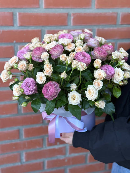Hat Box size XL 51 Roses (Variety Lavender and Tania)
