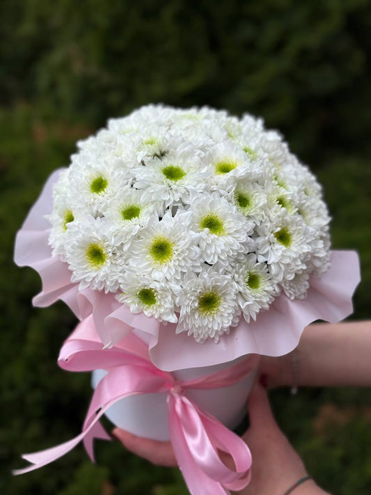 For MOTHER'S DAY in a hat box, size S (white chrysanthemums)

