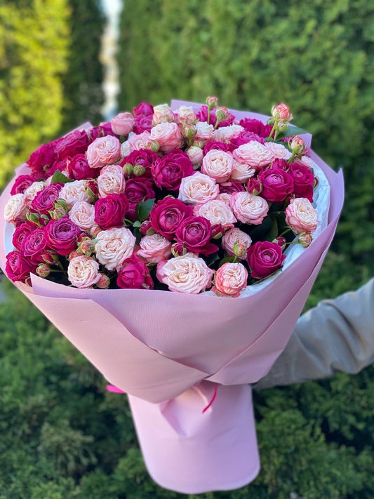 51 peony-shaped roses of the Bombastic and Majestic varieties