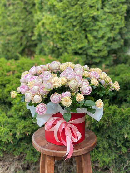 Hat Box size XL 51 Roses (Variety Tania and Lavender)

