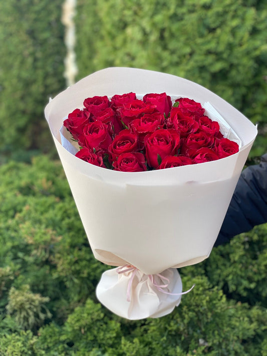 19 roses of the Red Eagle variety