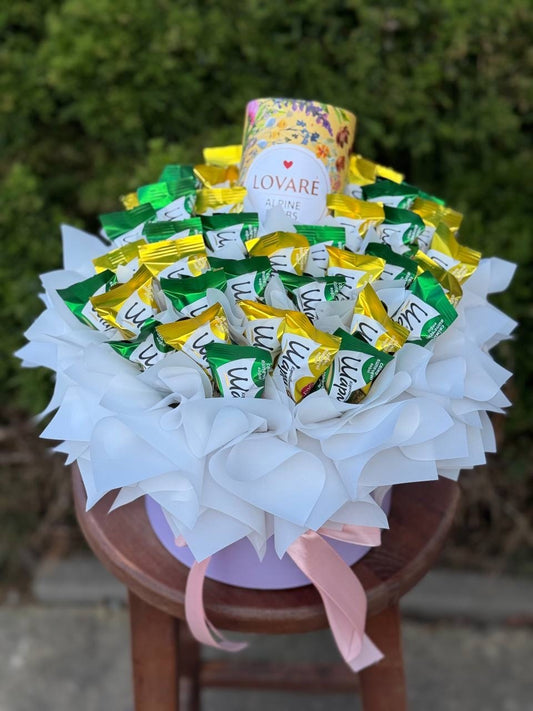 Chocolates in a hat box, Lovare tea and yellow-green charm, size M
