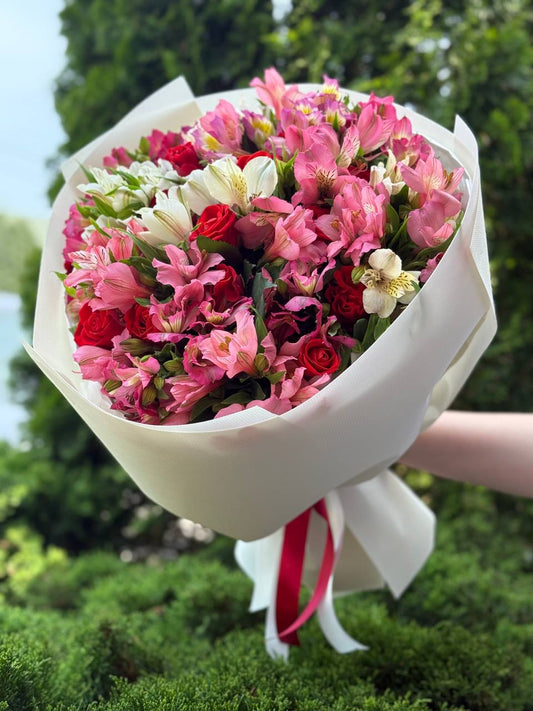 Bouquet of 39 stems El Toro variety and Alstroemeria