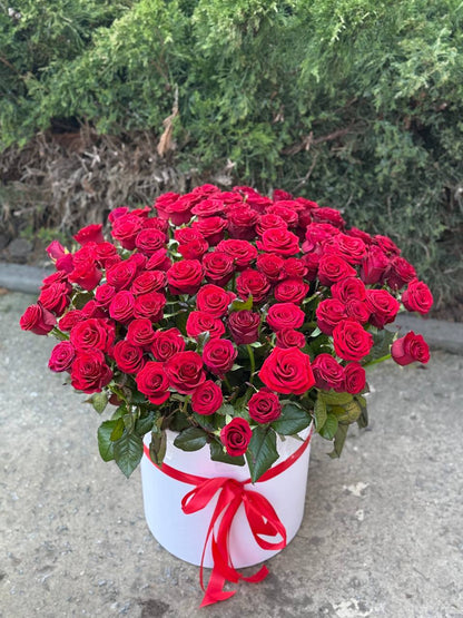 Flowers in a hat box, size L, 101 roses (red)

