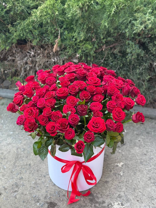 Flowers in a hat box, size L, 101 roses (red)
