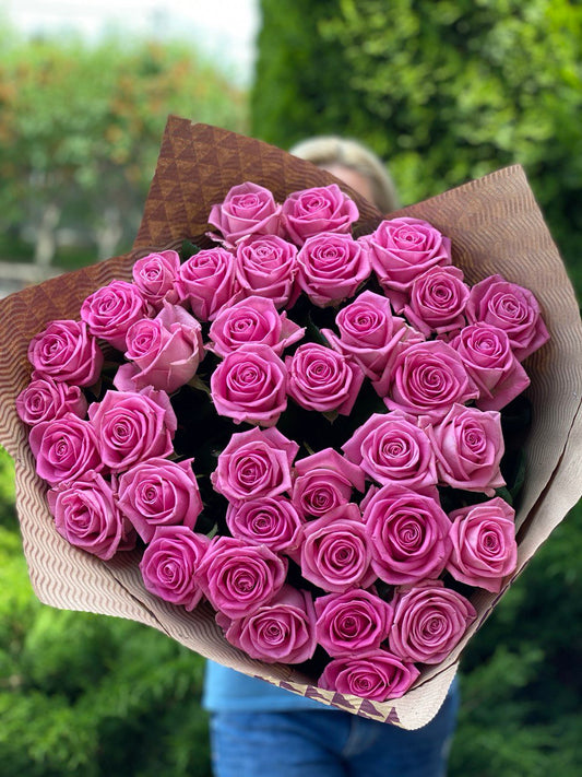 51 roses of the Aqua variety