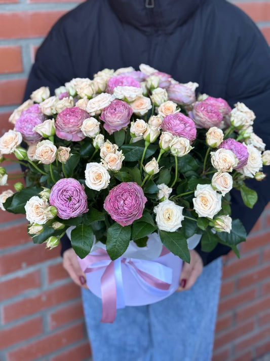 Hat Box size XL 51 Roses (Variety Lavender and Tania)
