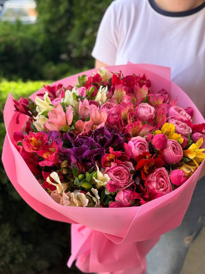 Bouquet of 39 stems Peony-shaped Light variety and Alstroemeria
