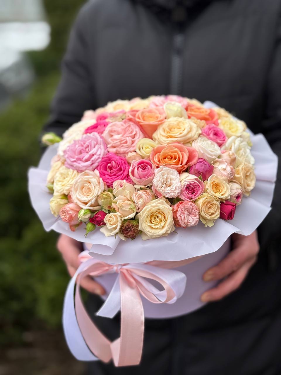 Flowers in a hat box, size M (white, pink)