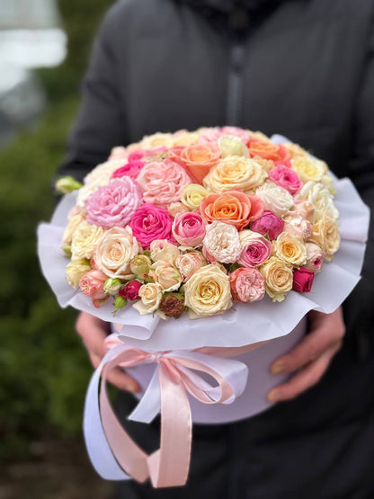 Flowers in a hat box, size M (white, pink)
