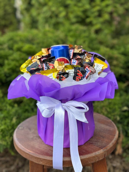 Chocolates in a hat box, Snickers and Pepsi, size M
