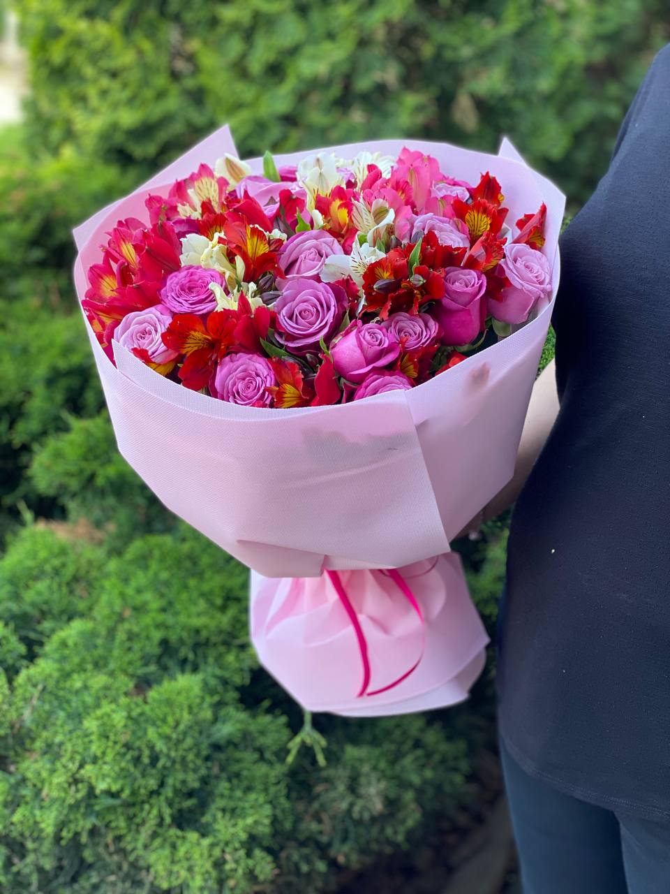 Bouquet of 39 stems Prince of Persia variety and Alstroemeria
