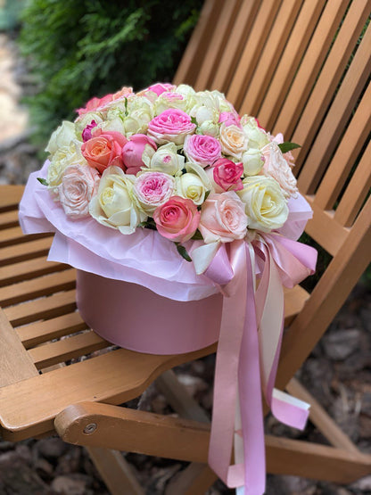 Flowers in a hat box, size M (white, pink)