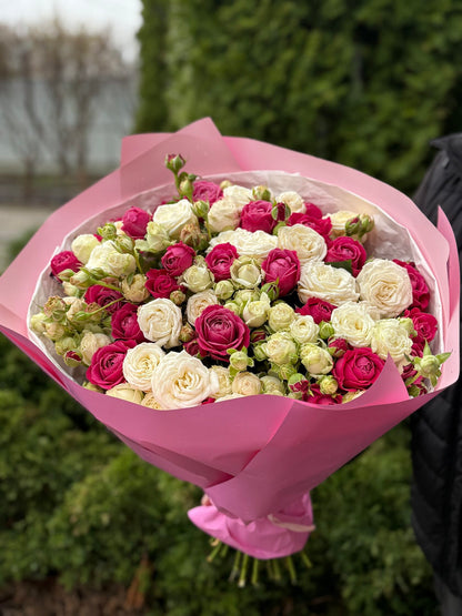 51 peony-shaped roses of the Miss Bombastic and Majestic varieties
