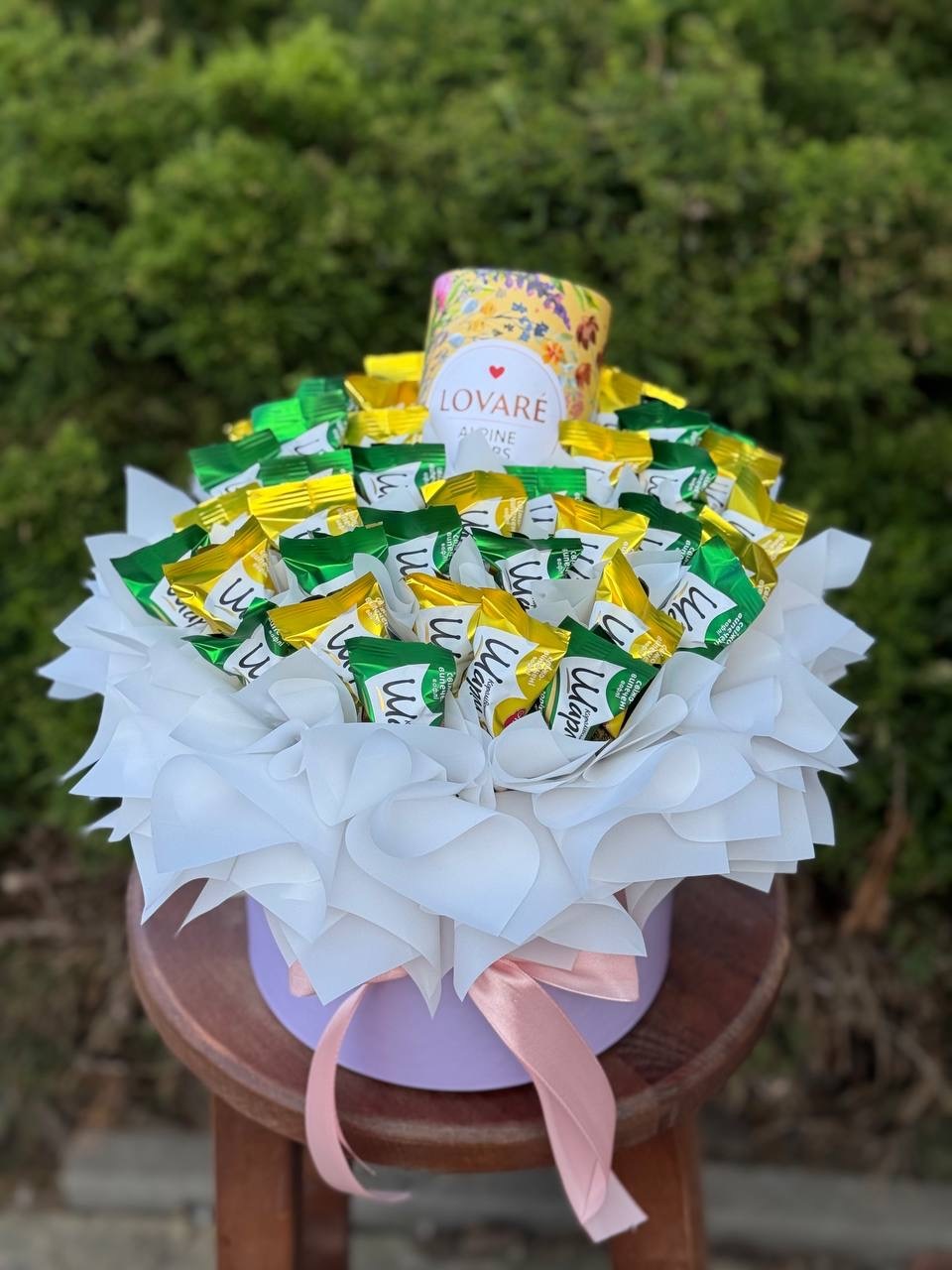 Chocolates in a hat box, Lovare tea and yellow-green charm, size M
