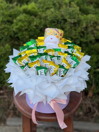 Chocolates in a hat box, Lovare tea and yellow-green charm, size M
