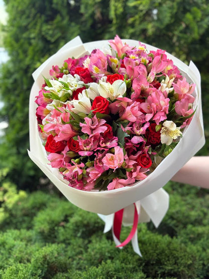 Bouquet of 39 stems El Toro variety and Alstroemeria