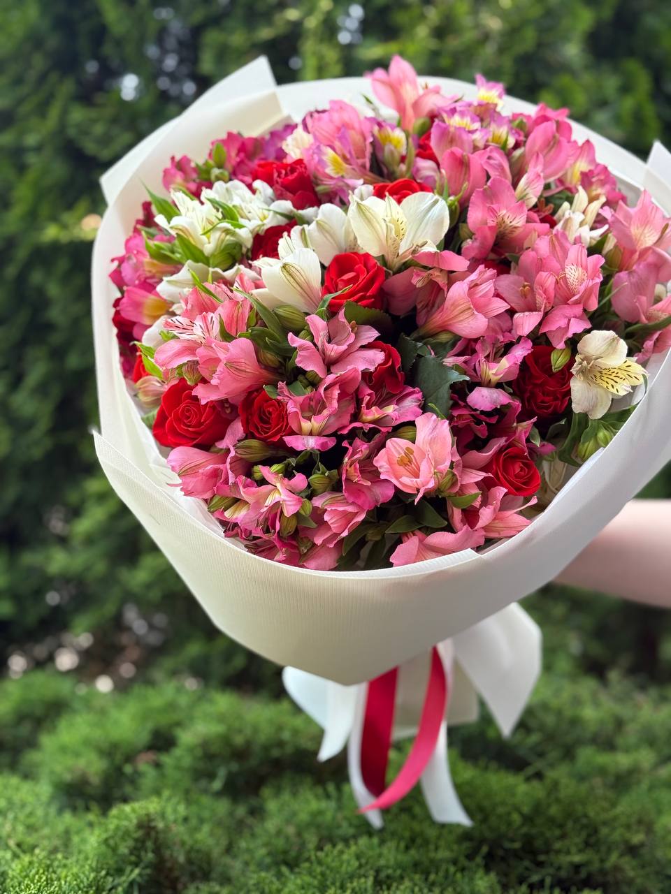 Bouquet of 39 stems El Toro variety and Alstroemeria