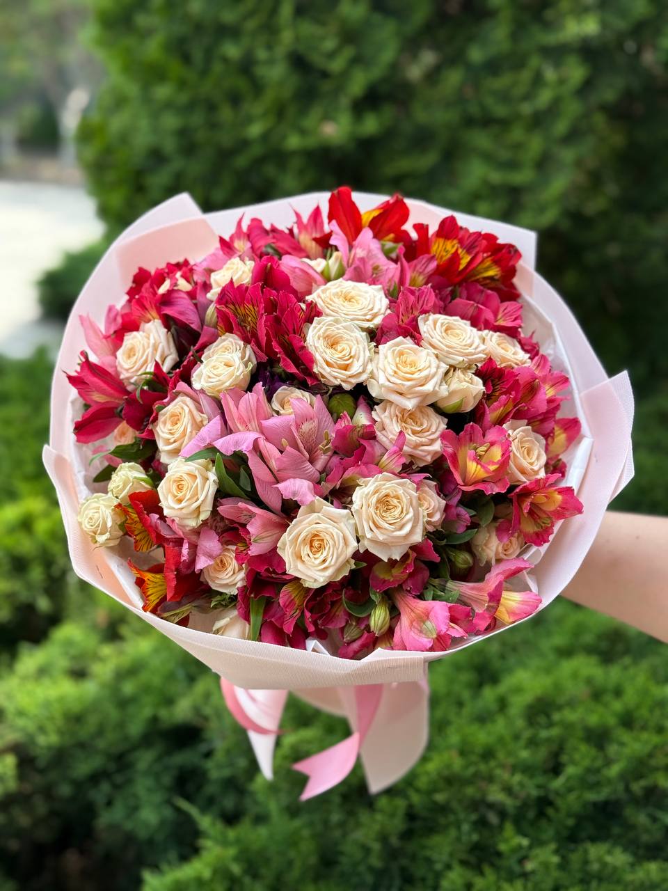 Bouquet of 39 stems Tania variety and Alstroemeria