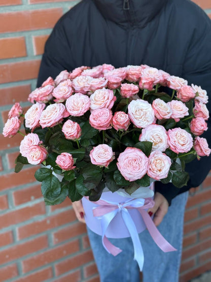 Hat Box size XL 51 Roses (Variety Bombastic)
