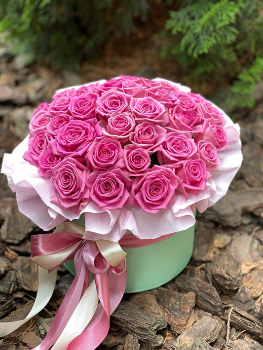 Flowers in a hat box, size M, variety Aqua