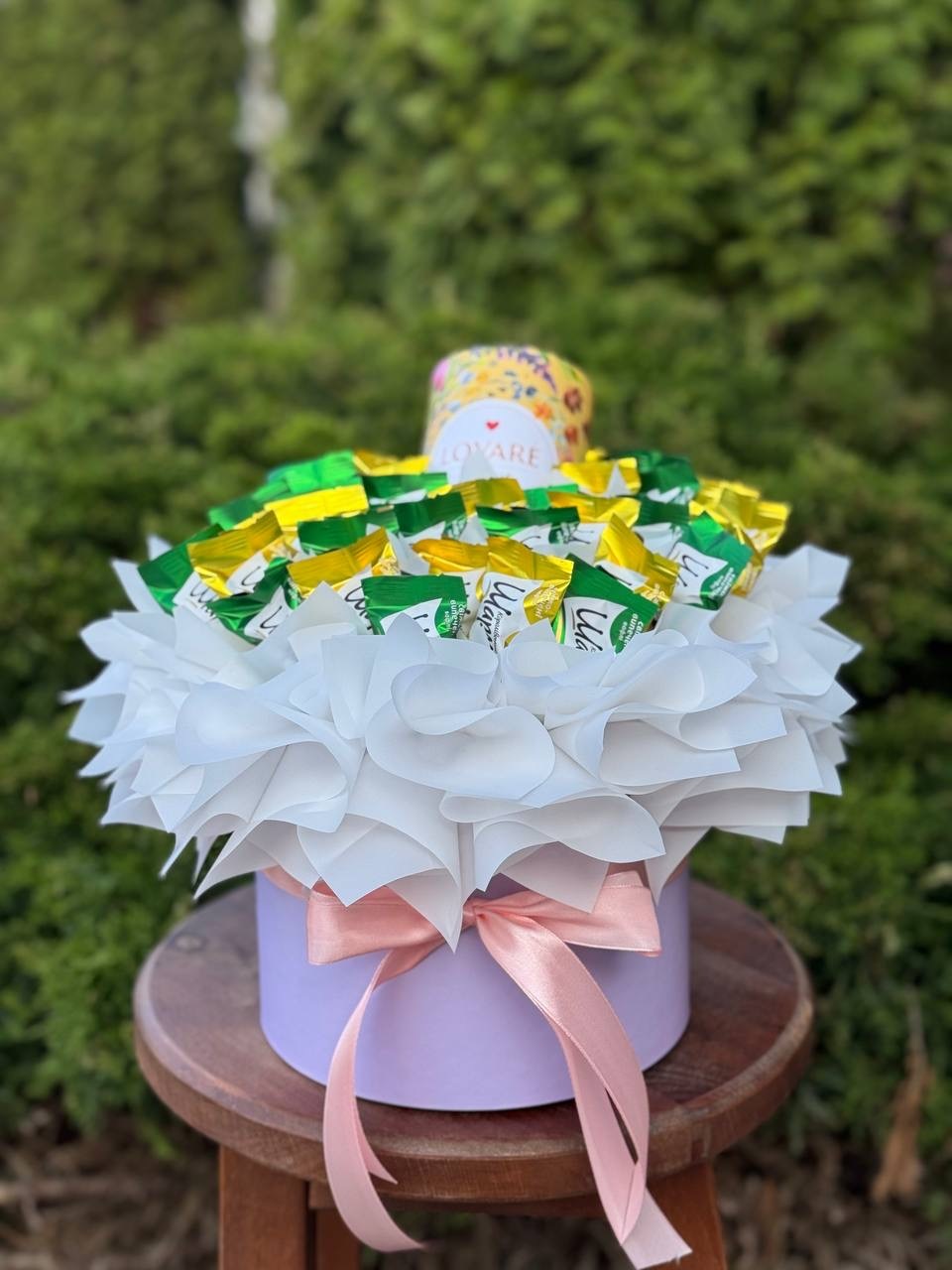 Chocolates in a hat box, Lovare tea and yellow-green charm, size M
