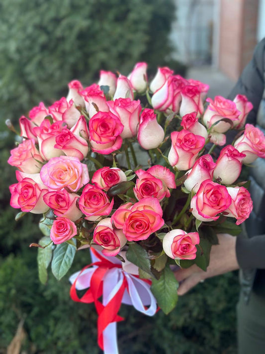 Hat Box size XL 39 Roses (Variety Jumilia)
