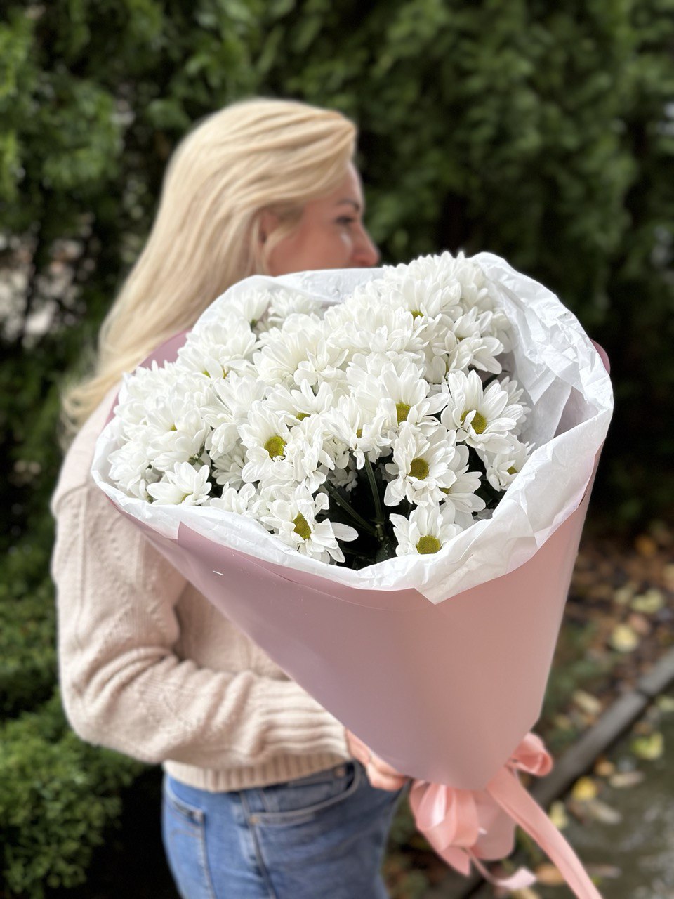 9 spray chrysanthemums (variety White daisy-like)