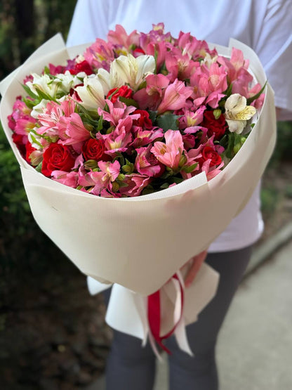 Bouquet of 39 stems El Toro variety and Alstroemeria
