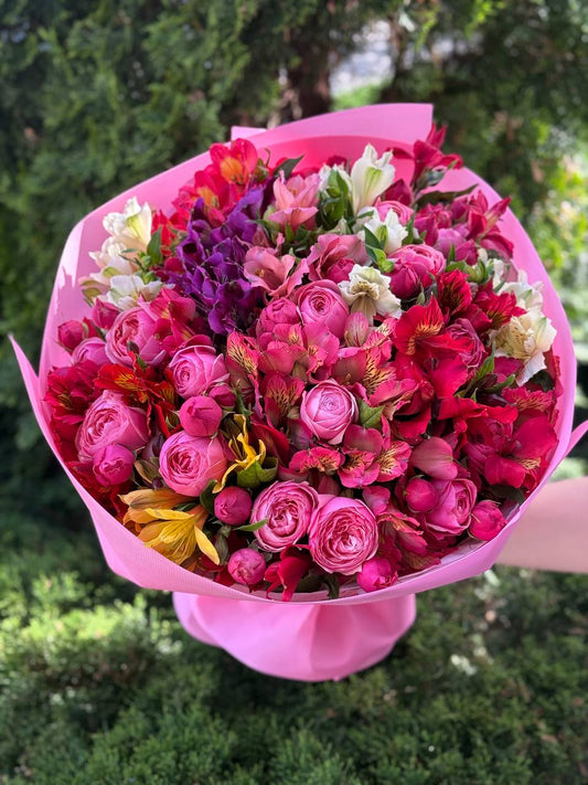 Bouquet of 39 stems Peony-shaped Light variety and Alstroemeria
